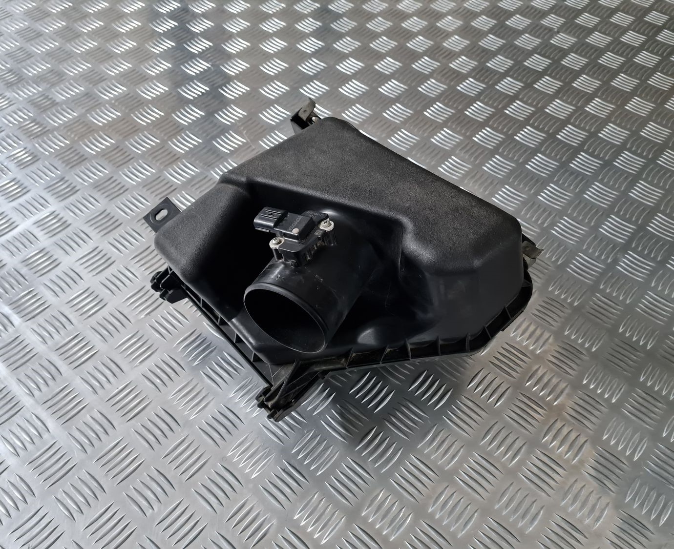 Gaisa filtra korpuss priekš TOYOTA AVENSIS 2010 1 Gaisa filtra korpuss priekš TOYOTA AVENSIS 2010