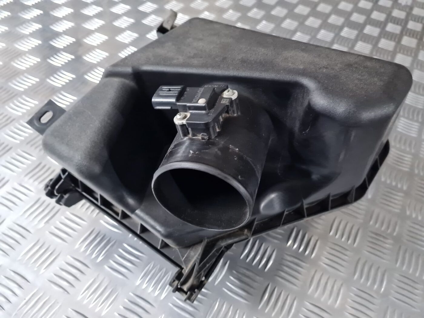 Gaisa filtra korpuss priekš TOYOTA AVENSIS 2010 2 Gaisa filtra korpuss priekš TOYOTA AVENSIS 2010