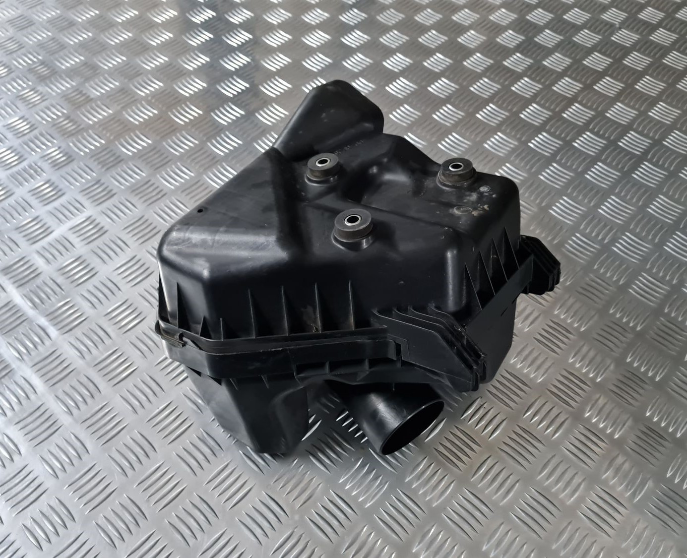 Gaisa filtra korpuss priekš TOYOTA AVENSIS 2010 4 Gaisa filtra korpuss priekš TOYOTA AVENSIS 2010