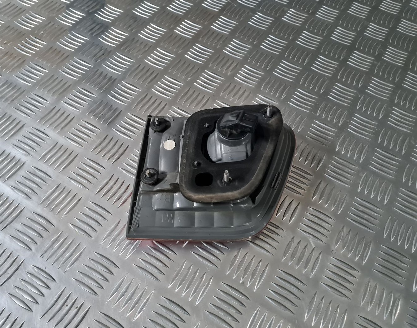 Bagāžnieka vāka kreisais lukturis priekš TOYOTA AVENSIS 2010 2 Bagāžnieka vāka kreisais lukturis priekš TOYOTA AVENSIS 2010