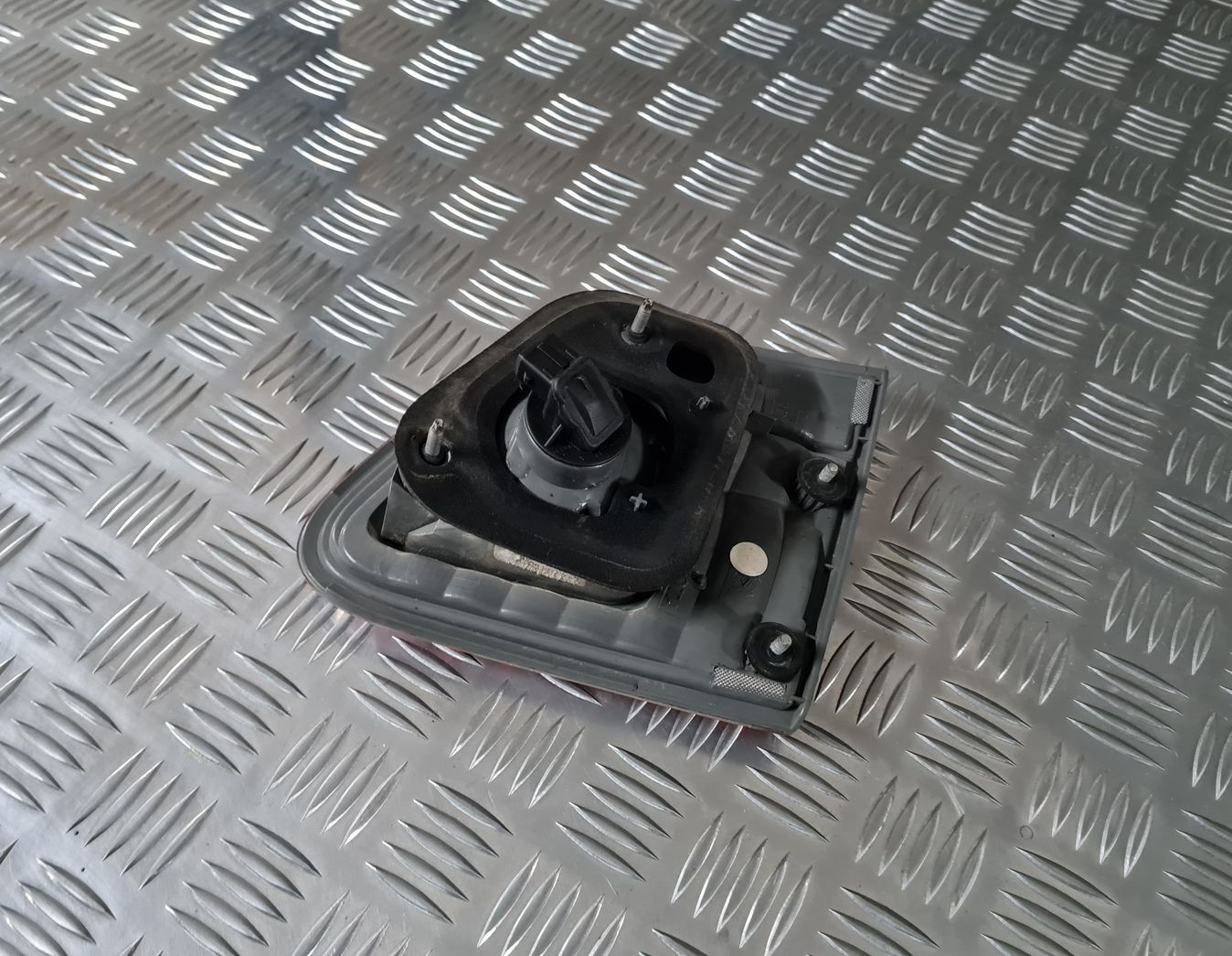 Bagāžnieka vāka kreisais lukturis priekš TOYOTA AVENSIS 2010 3 Bagāžnieka vāka kreisais lukturis priekš TOYOTA AVENSIS 2010