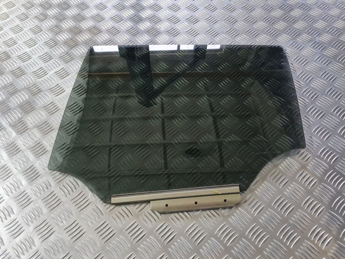 Aizmugurējo kreiso durvju stikls priekš TOYOTA AVENSIS 2010