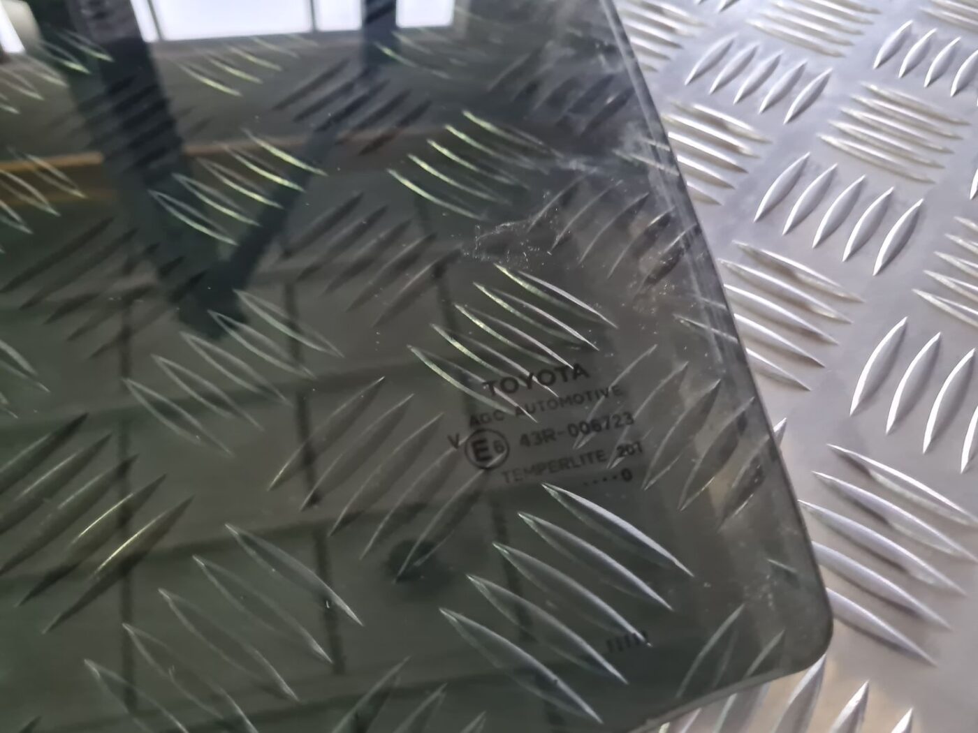 Aizmugurējo kreiso durvju stikls priekš TOYOTA AVENSIS 2010