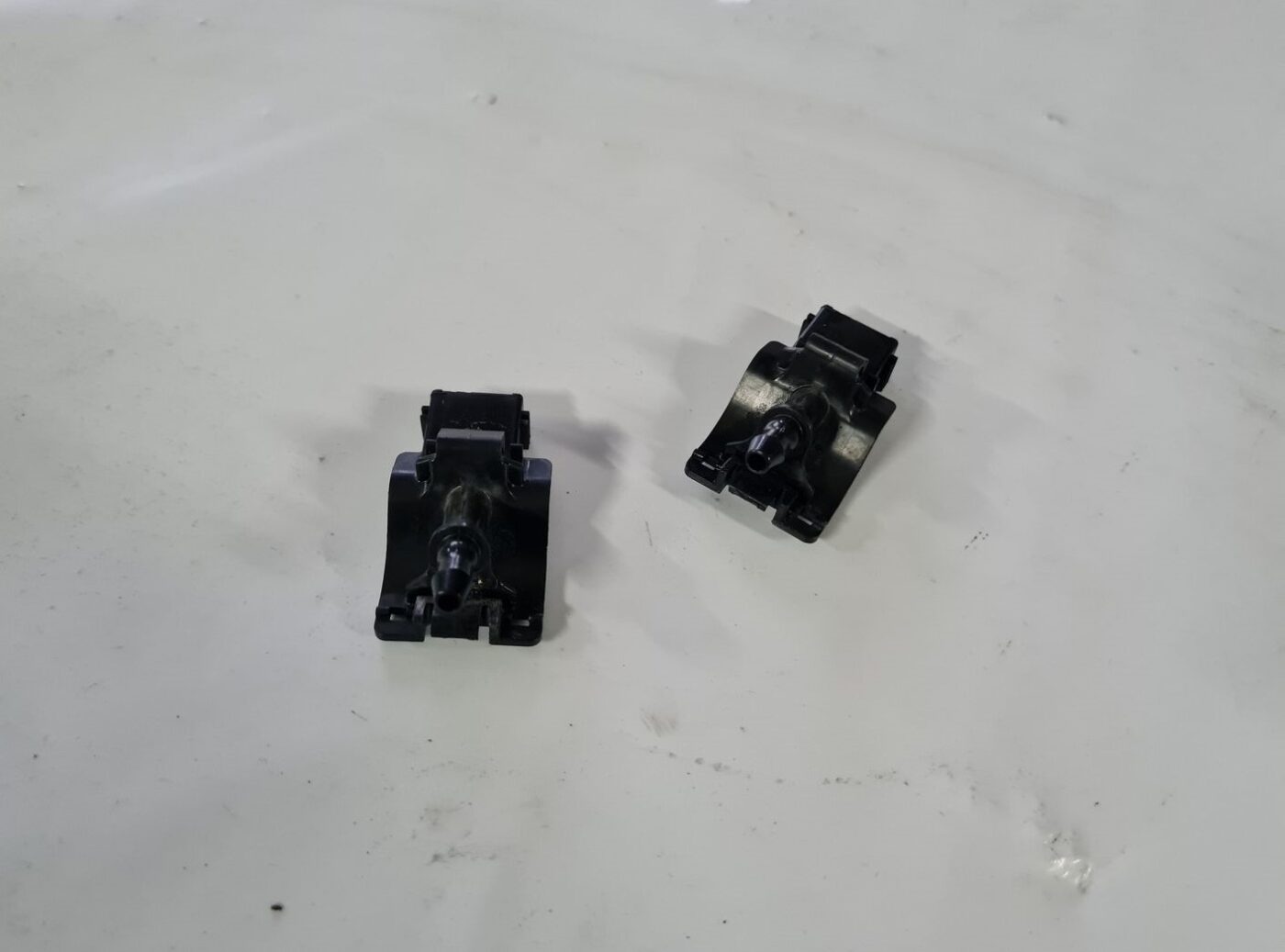 Vējstikla mazgāšanas šķidruma sprausla priekš TOYOTA AVENSIS 2010 1 Vējstikla mazgāšanas šķidruma sprausla priekš TOYOTA AVENSIS 2010