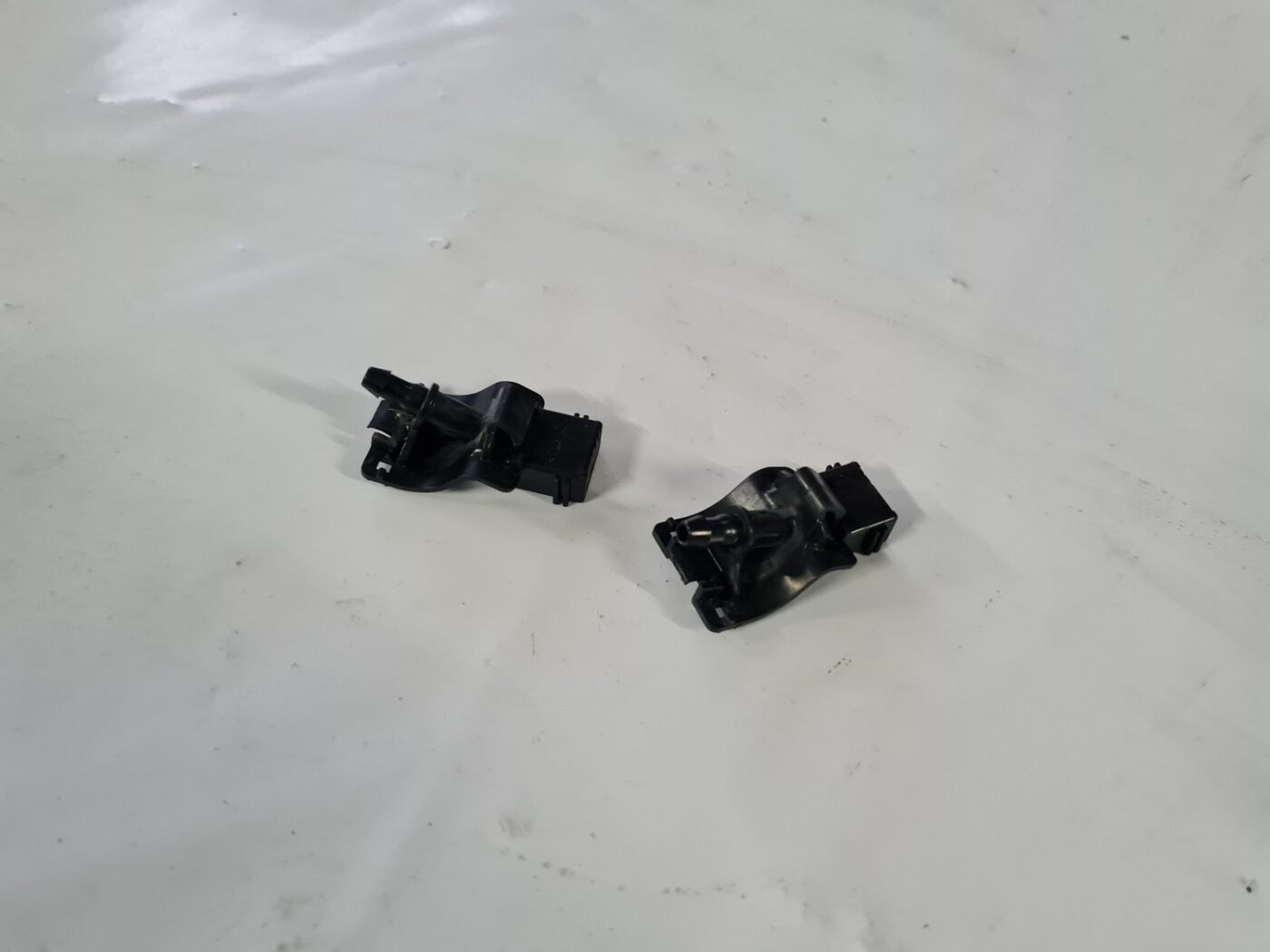 Vējstikla mazgāšanas šķidruma sprausla priekš TOYOTA AVENSIS 2010 2 Vējstikla mazgāšanas šķidruma sprausla priekš TOYOTA AVENSIS 2010