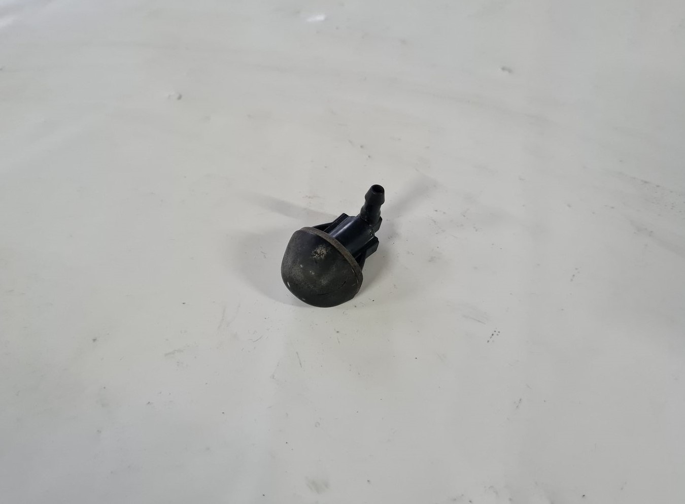 Aizmugurējā stikla mazgātāja sprausla priekš TOYOTA AVENSIS 2010