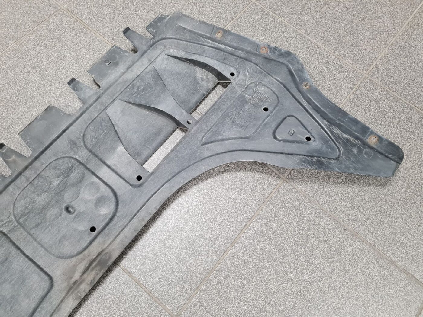 Dzinēja aizsargs priekš VW GOLF 5 2006 5 Dzinēja aizsargs priekš VW GOLF 5 2006