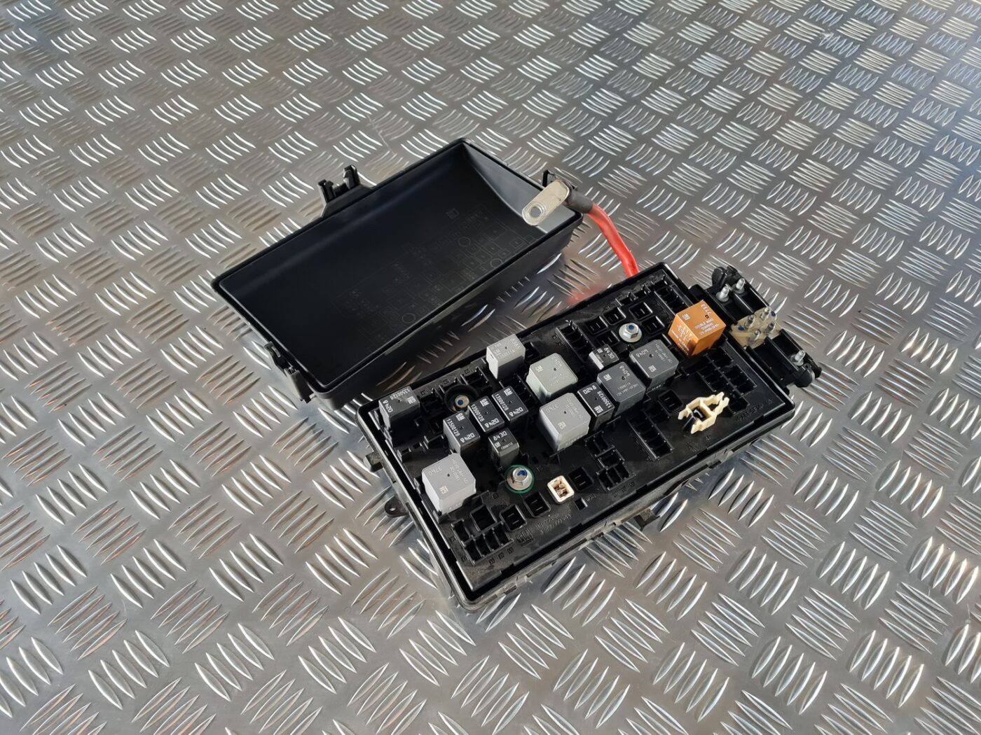 Drošinātāju bloks priekš OPEL INSIGNIA 2016 1 Drošinātāju bloks priekš OPEL INSIGNIA 2016