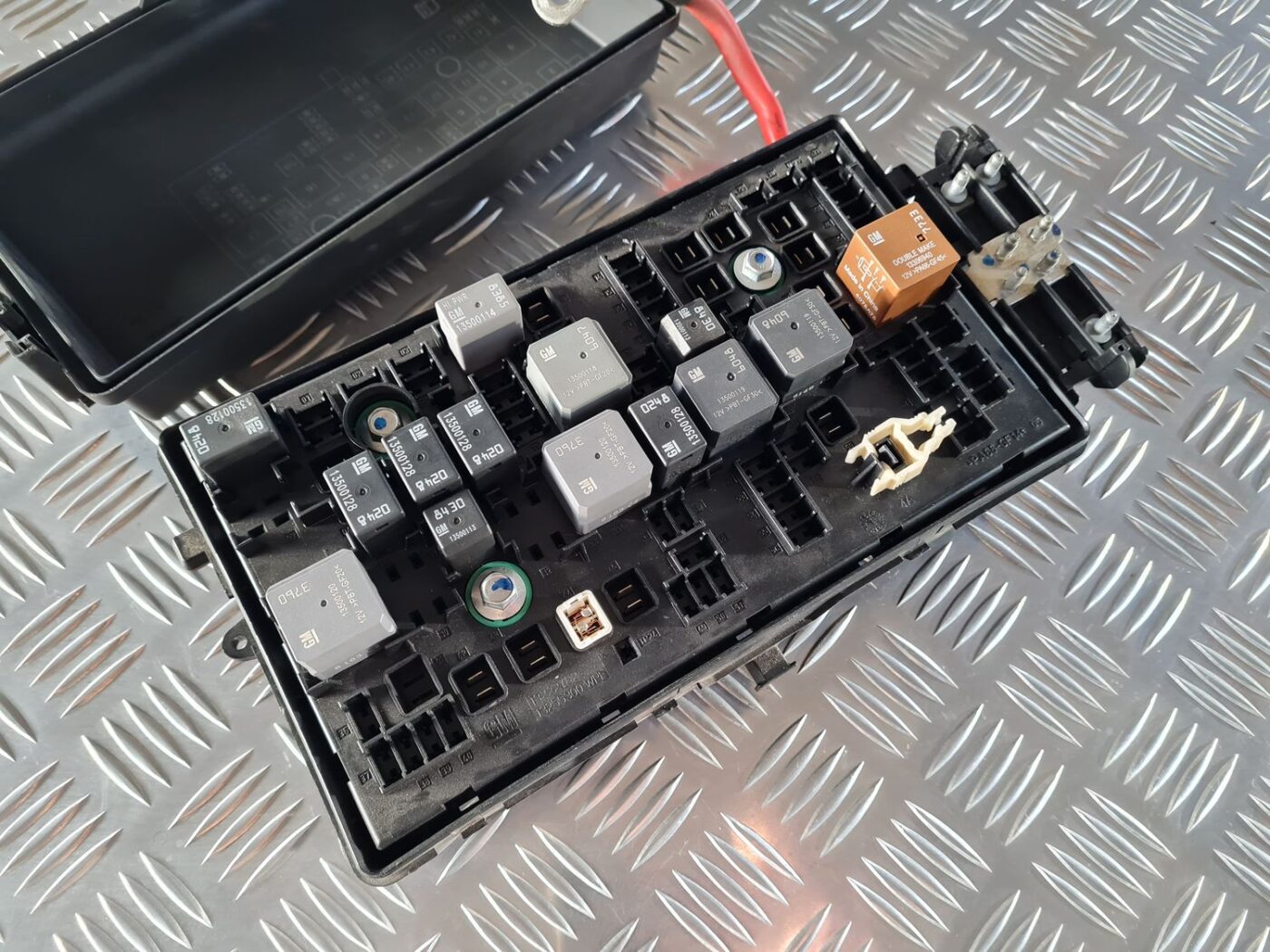 Drošinātāju bloks priekš OPEL INSIGNIA 2016 5 Drošinātāju bloks priekš OPEL INSIGNIA 2016