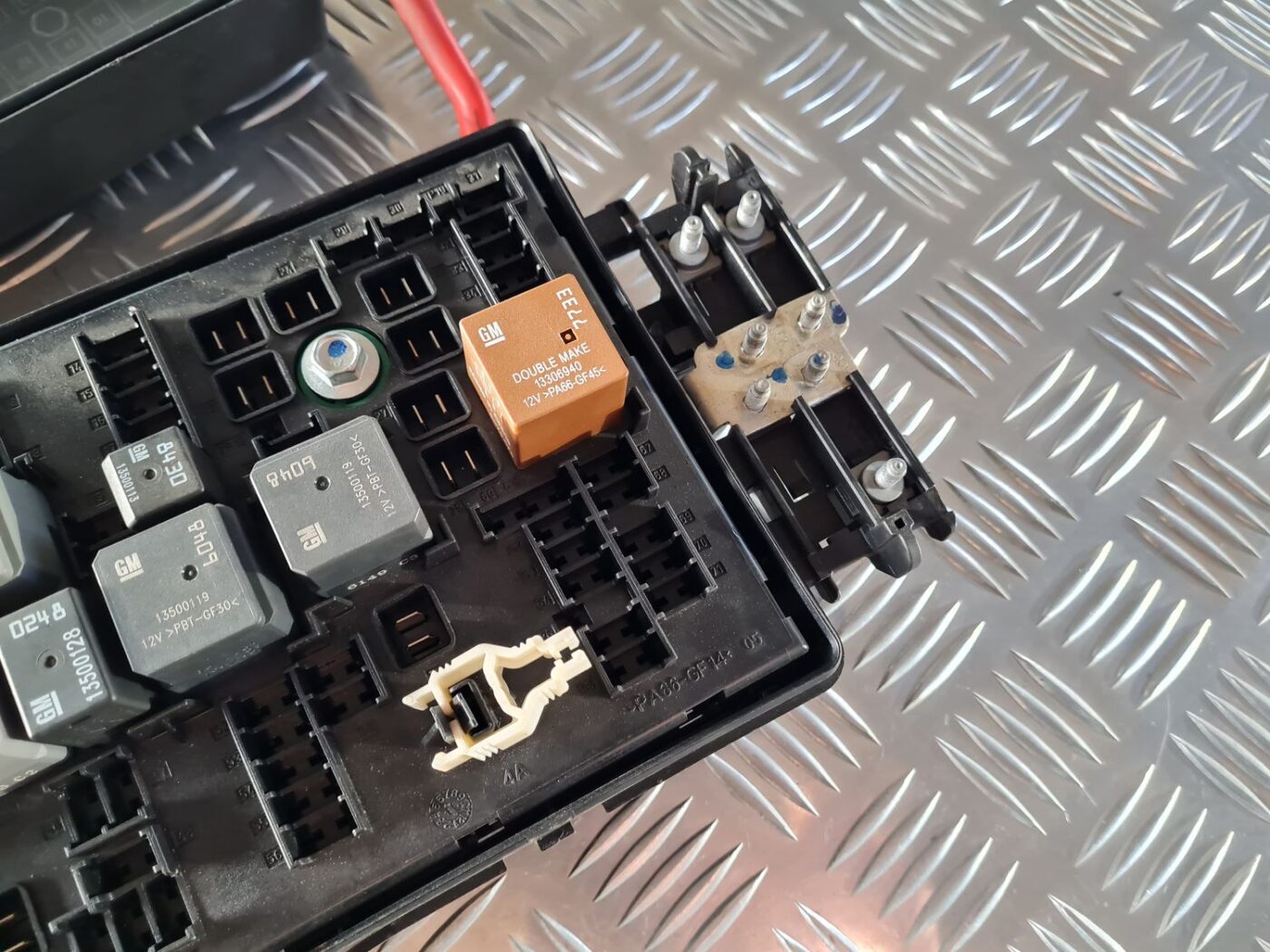 Drošinātāju bloks priekš OPEL INSIGNIA 2016 4 Drošinātāju bloks priekš OPEL INSIGNIA 2016