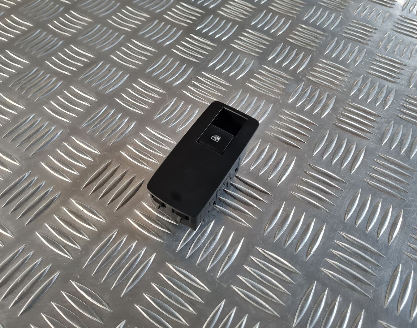 Stikla pacelšanas poga priekš OPEL INSIGNIA 2016 1 Stikla pacelšanas poga priekš OPEL INSIGNIA 2016