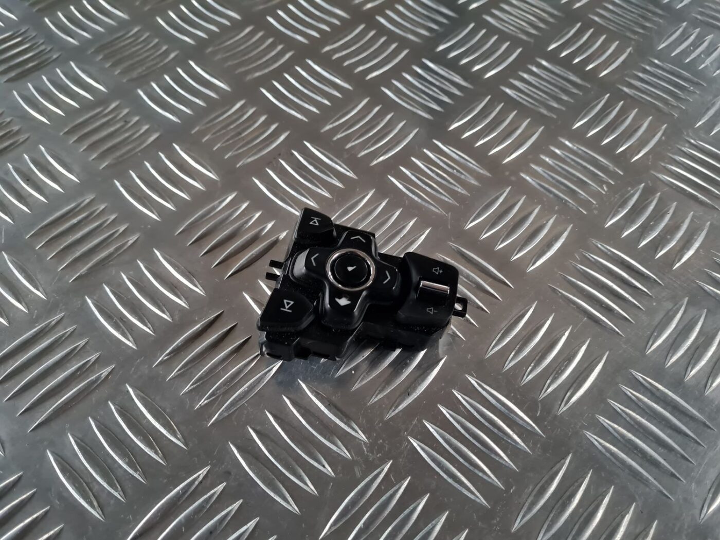 Stūres poga priekš OPEL INSIGNIA 2016 1 Stūres poga priekš OPEL INSIGNIA 2016