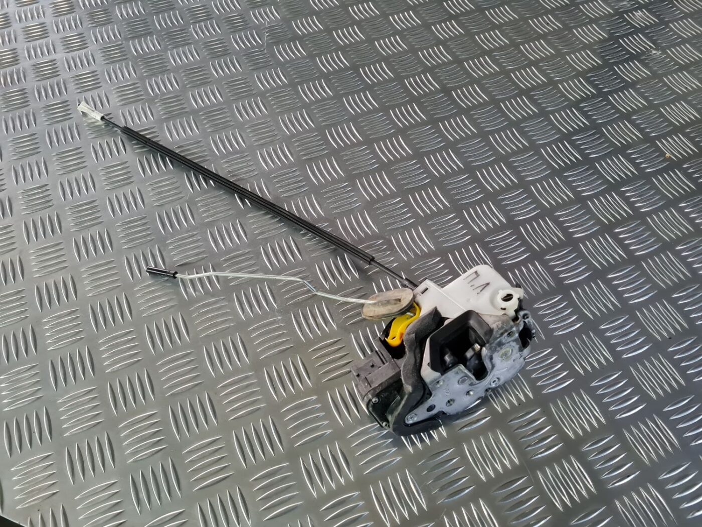 Priekšējo kreiso durvju slēdzene priekš OPEL INSIGNIA 2016 1 Priekšējo kreiso durvju slēdzene priekš OPEL INSIGNIA 2016