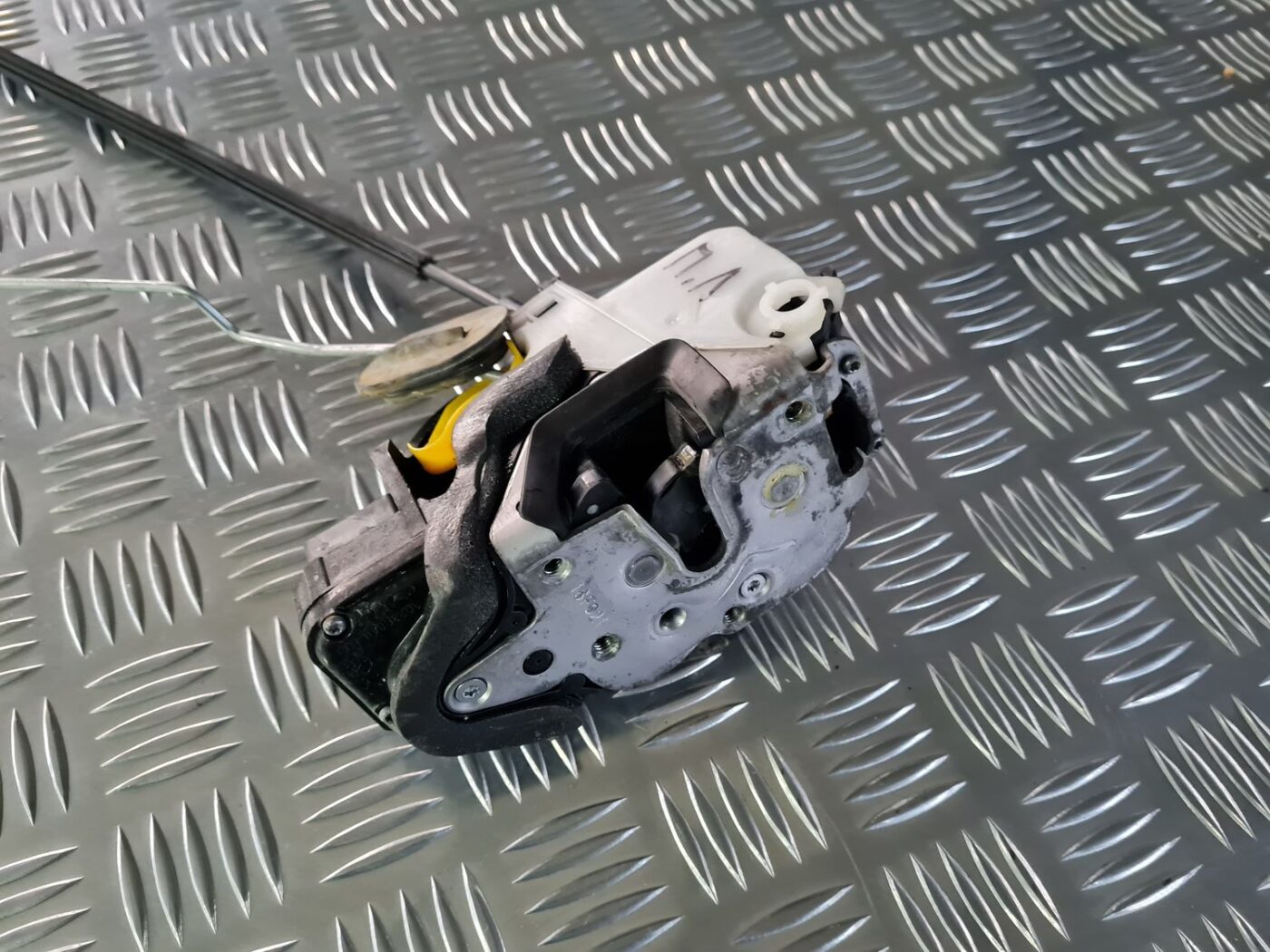 Priekšējo kreiso durvju slēdzene priekš OPEL INSIGNIA 2016 2 Priekšējo kreiso durvju slēdzene priekš OPEL INSIGNIA 2016