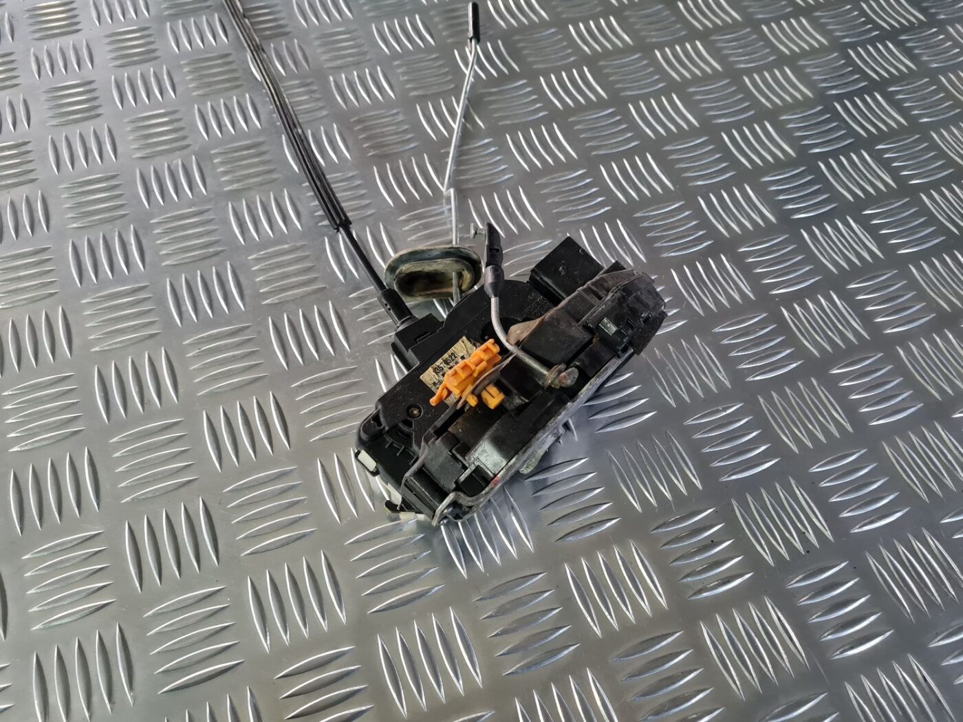 Priekšējo kreiso durvju slēdzene priekš OPEL INSIGNIA 2016 4 Priekšējo kreiso durvju slēdzene priekš OPEL INSIGNIA 2016