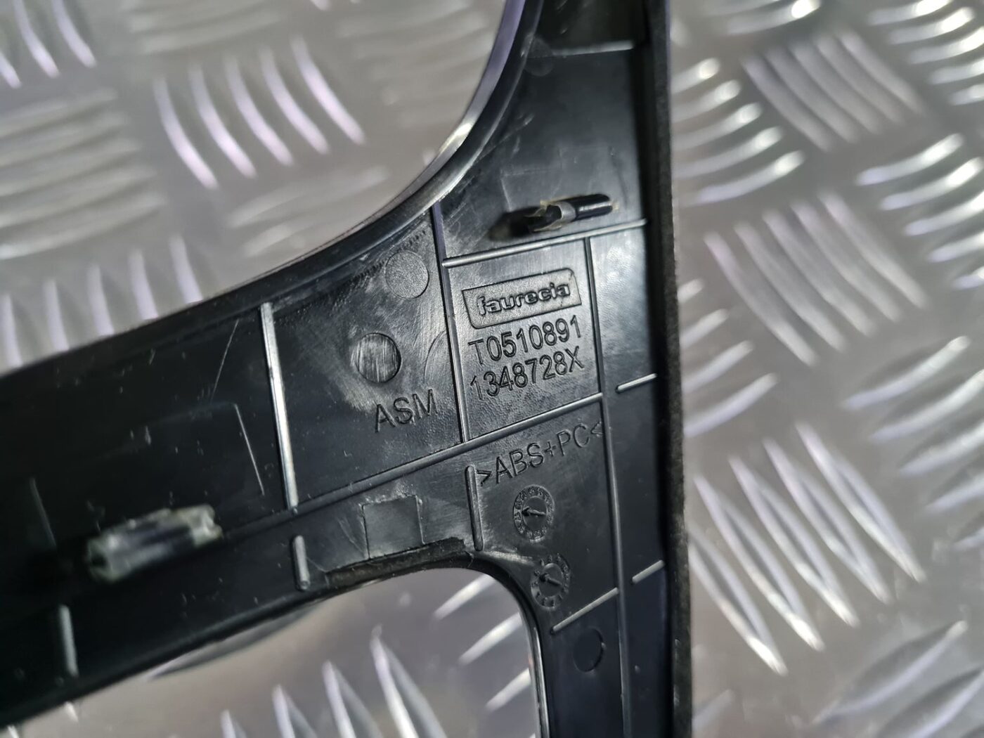 Centrālās konsoles dekoratīva uzlika priekš OPEL INSIGNIA 2016