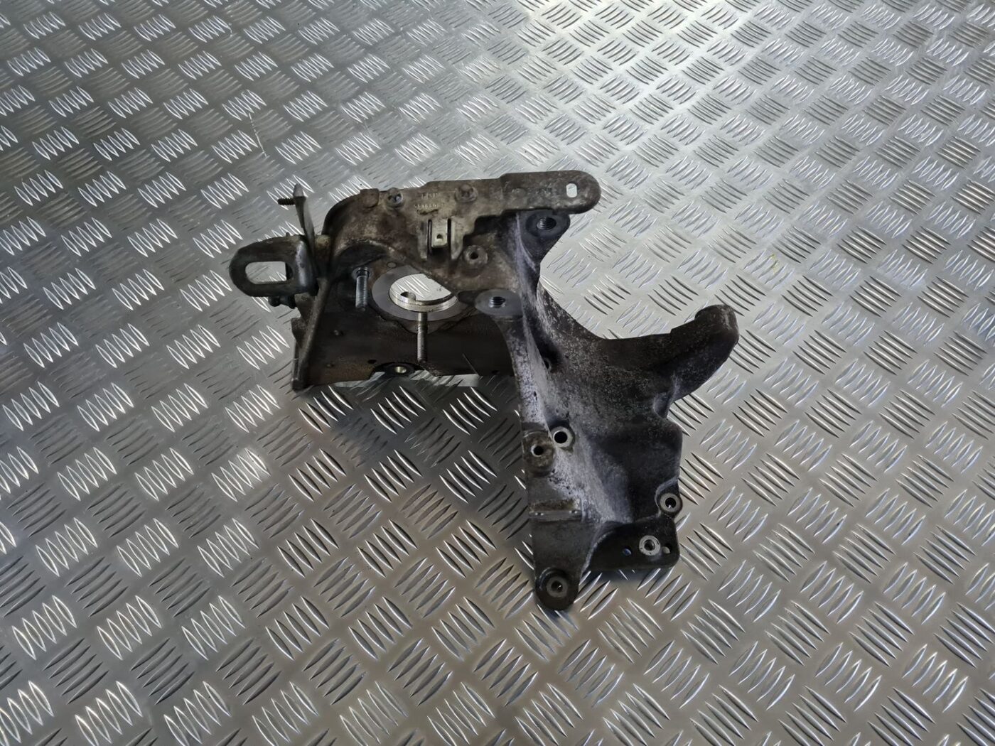 Ģeneratora kronšteins priekš OPEL VECTRA C 2008 4 Ģeneratora kronšteins priekš OPEL VECTRA C 2008