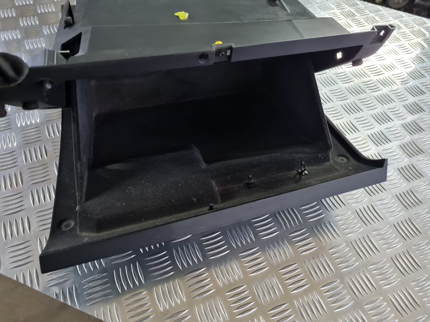 Mantu glabāšanas nodalījums pasažiera pusē priekš OPEL VECTRA C 2008