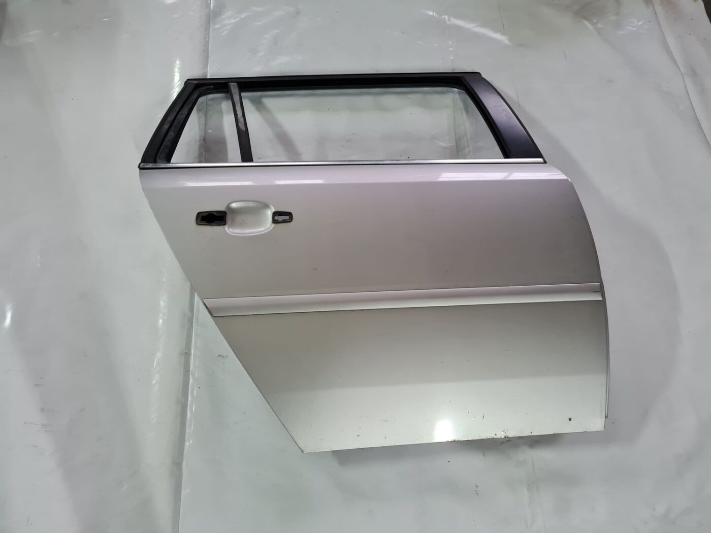 Aizmugurējās labās durvis priekš OPEL VECTRA C 2008 1 Aizmugurējās labās durvis priekš OPEL VECTRA C 2008