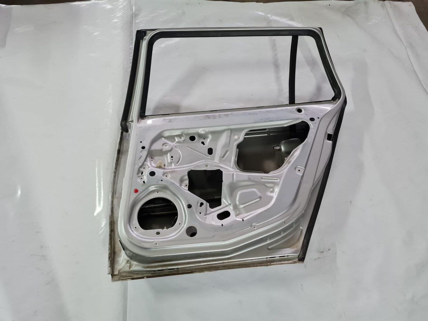 Aizmugurējās labās durvis priekš OPEL VECTRA C 2008 5 Aizmugurējās labās durvis priekš OPEL VECTRA C 2008