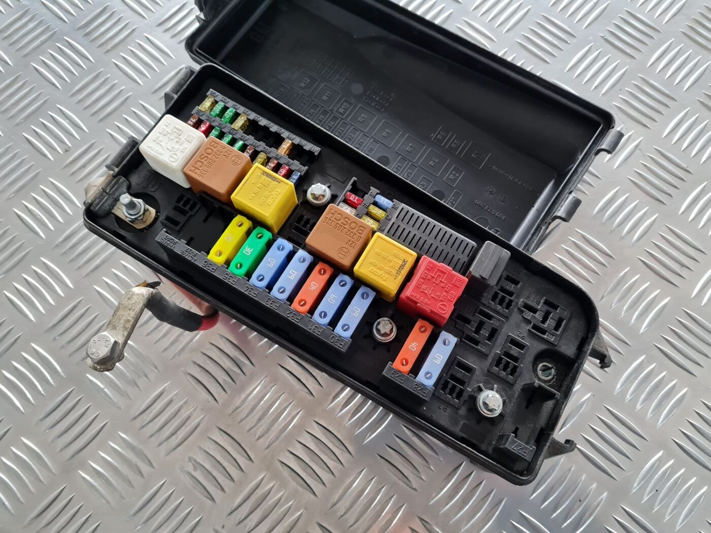 Drošinātāju bloks priekš OPEL VECTRA C 2002 2 Drošinātāju bloks priekš OPEL VECTRA C 2002