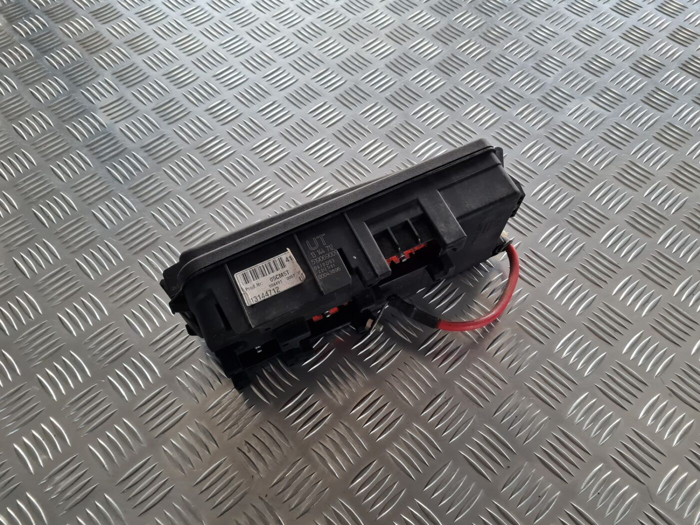 Drošinātāju bloks priekš OPEL VECTRA C 2002 7 Drošinātāju bloks priekš OPEL VECTRA C 2002