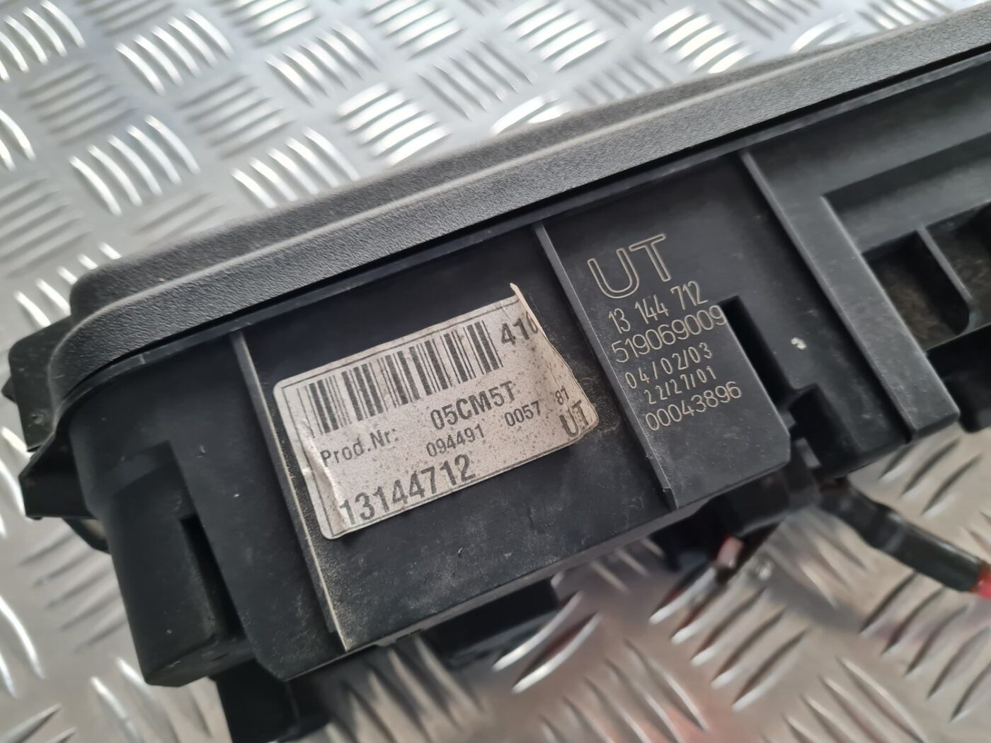 Drošinātāju bloks priekš OPEL VECTRA C 2002 6 Drošinātāju bloks priekš OPEL VECTRA C 2002