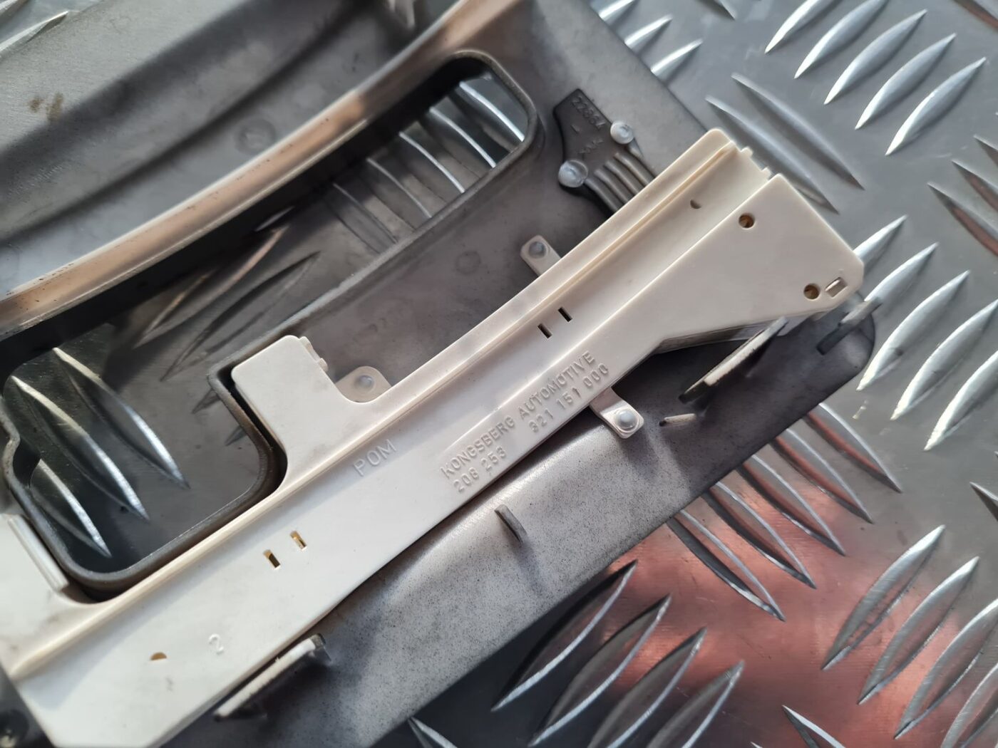 Dekoratīvs rāmis pārnesumu selektoram priekš OPEL VECTRA C 2002