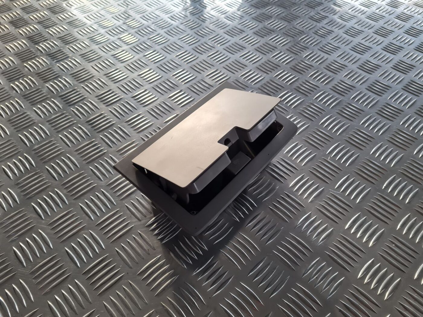 Briļļu uzglabāšanas nodalījums priekš OPEL VECTRA C 2002 2 Briļļu uzglabāšanas nodalījums priekš OPEL VECTRA C 2002