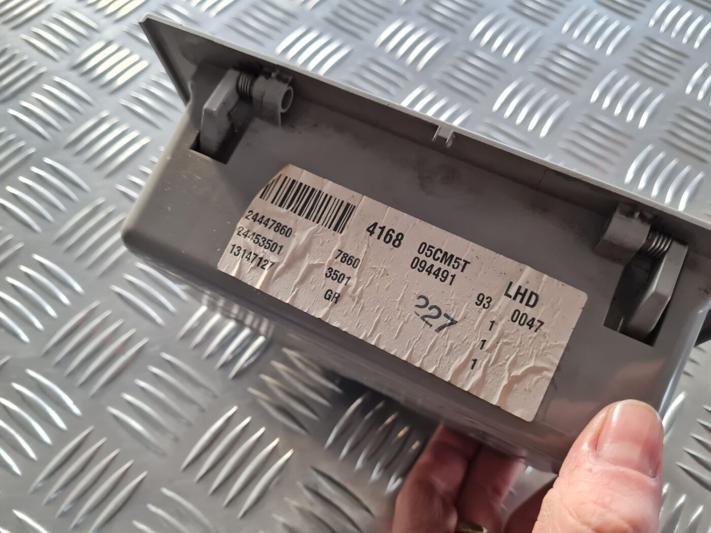 Briļļu uzglabāšanas nodalījums priekš OPEL VECTRA C 2002 3 Briļļu uzglabāšanas nodalījums priekš OPEL VECTRA C 2002