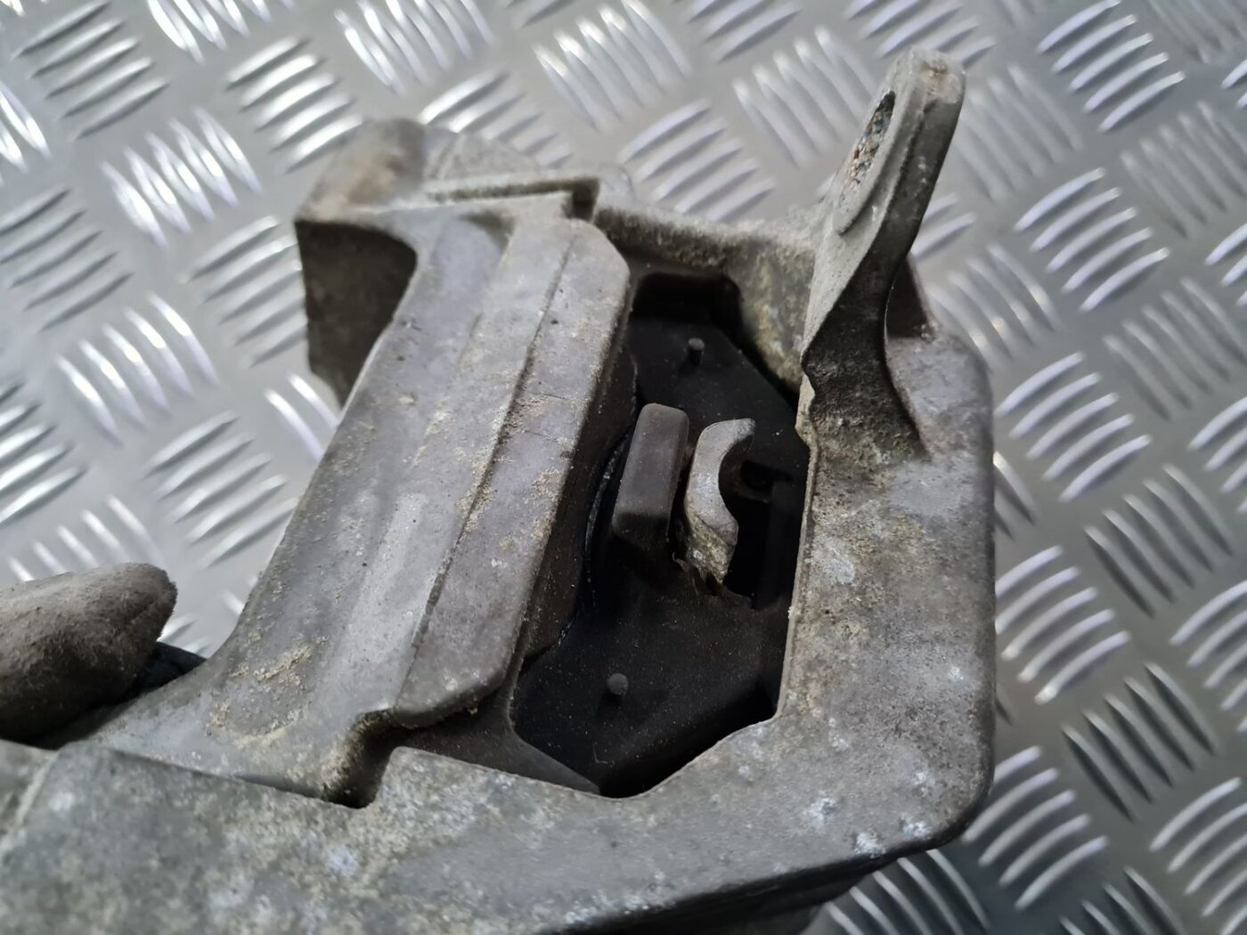 Dzinēja spilvens priekš OPEL VECTRA C 2002 5 Dzinēja spilvens priekš OPEL VECTRA C 2002