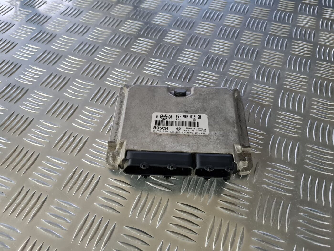 Dzinēja vadības bloks priekš VW GOLF IV 1999