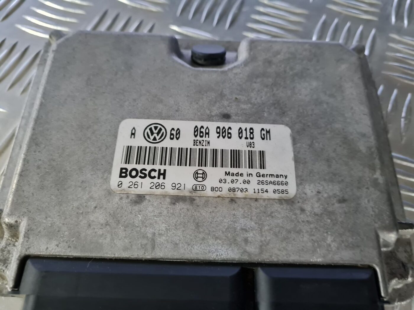 Dzinēja vadības bloks priekš VW GOLF IV 1999