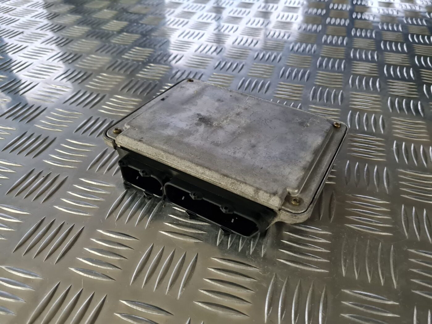 Dzinēja vadības bloks priekš VW GOLF IV 1999