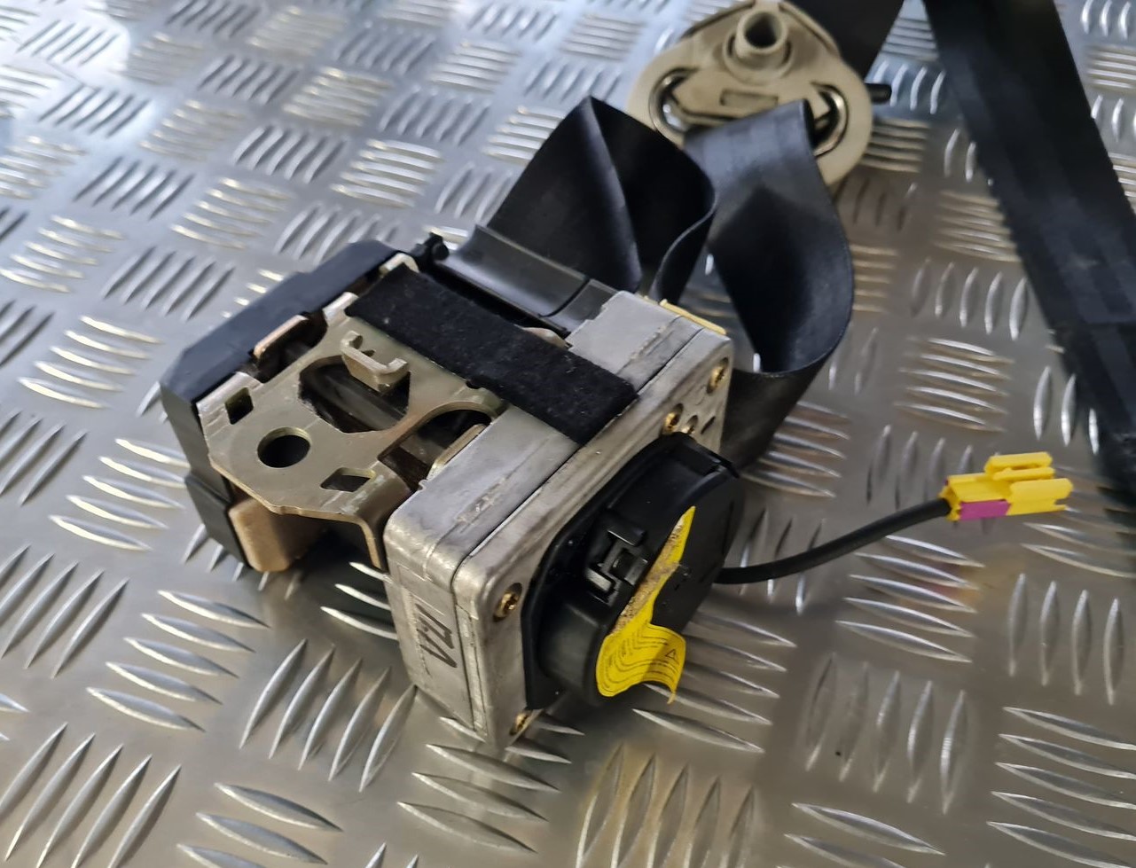 Priekšējā kreisā drošības josta priekš VW GOLF IV 1999 2 Priekšējā kreisā drošības josta priekš VW GOLF IV 1999