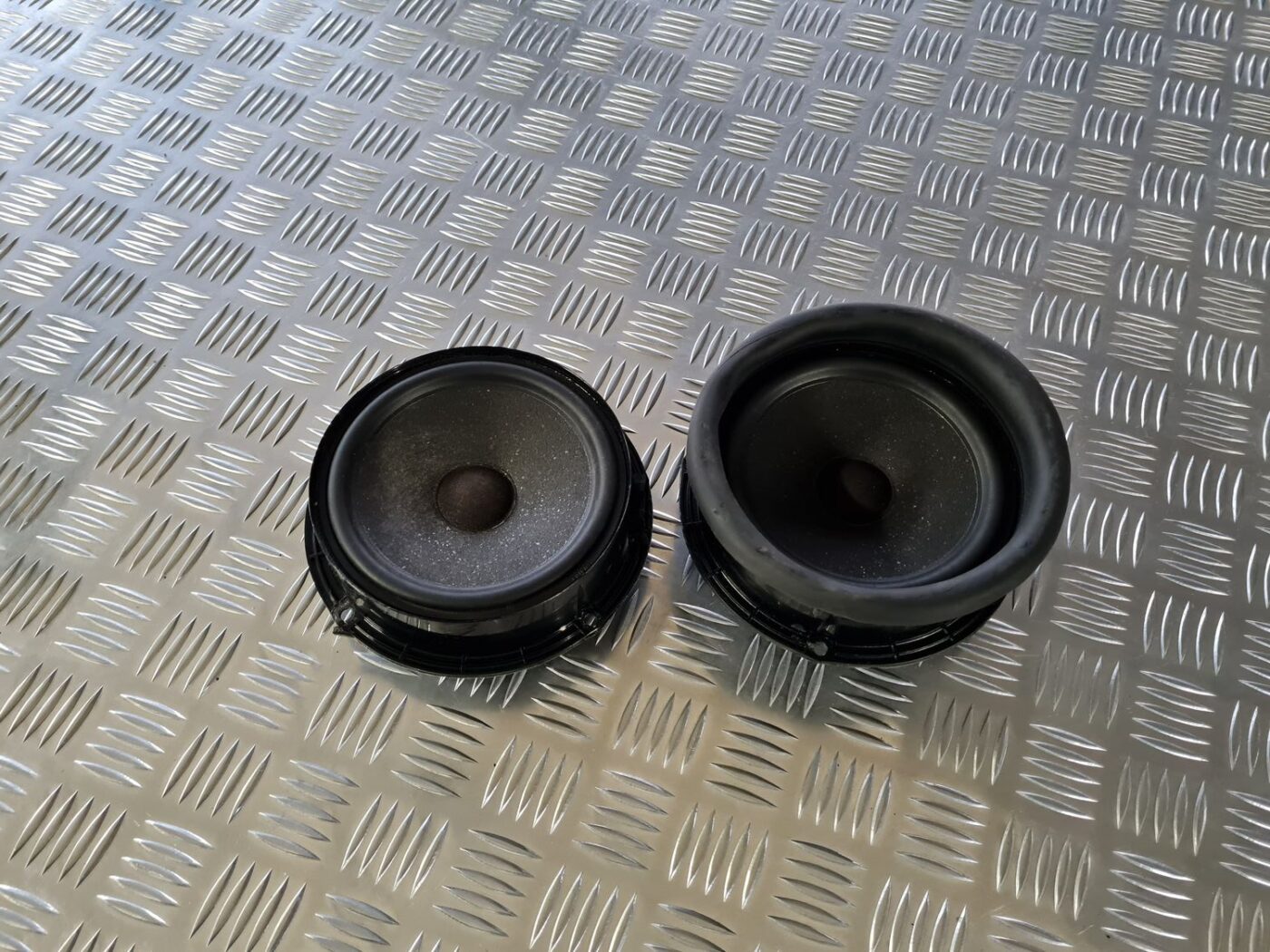 Durvju skaļrunis, apakšā priekš VW GOLF IV 1999