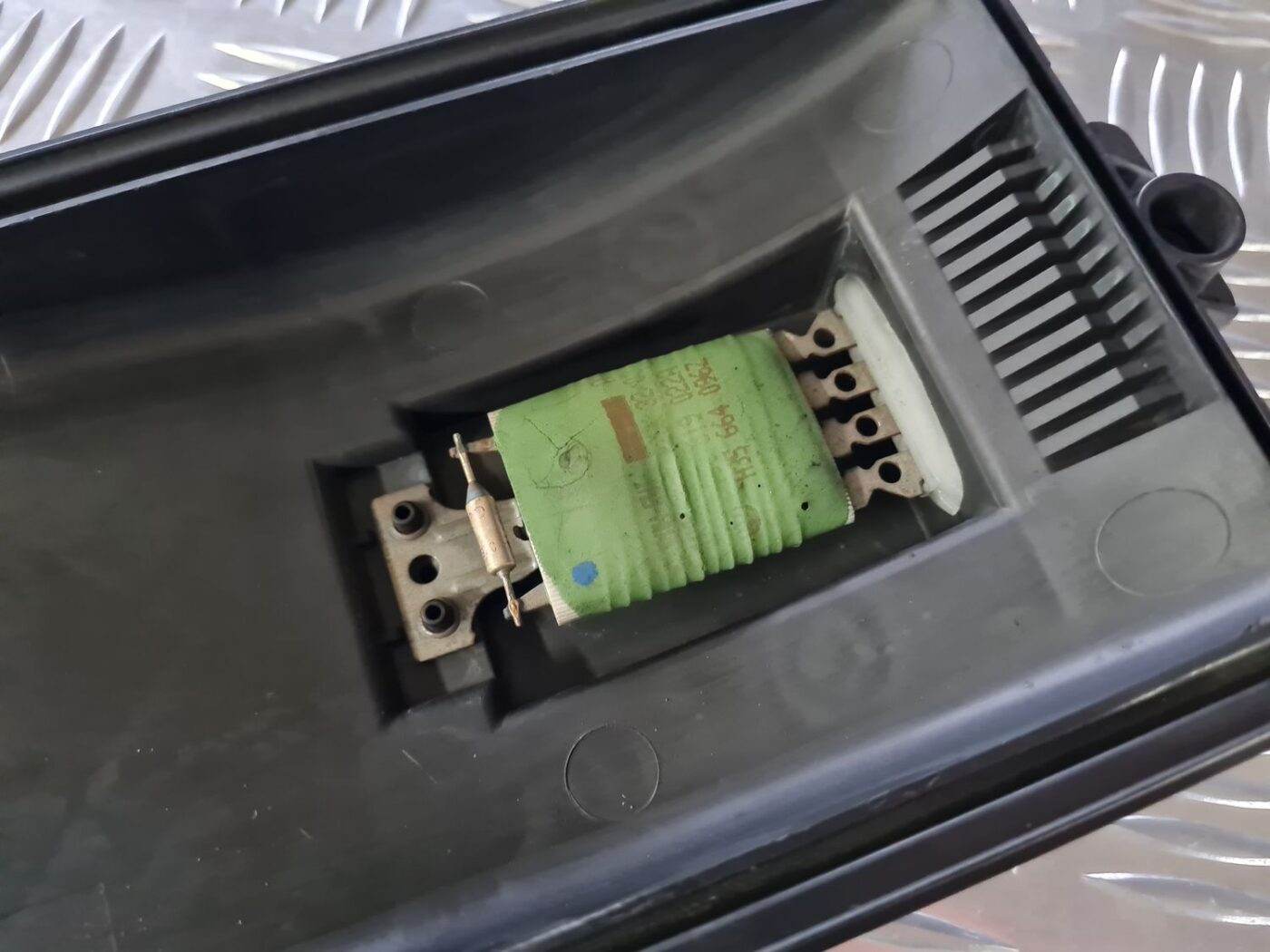 Salona ventilatora rezistors priekš VW GOLF IV 1999 2 Salona ventilatora rezistors priekš VW GOLF IV 1999