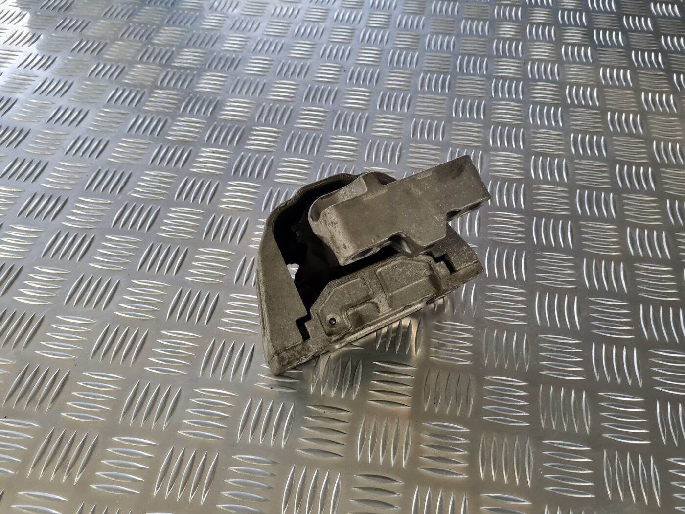 Dzinēja spilvens priekš VW GOLF IV 1999 1 Dzinēja spilvens priekš VW GOLF IV 1999