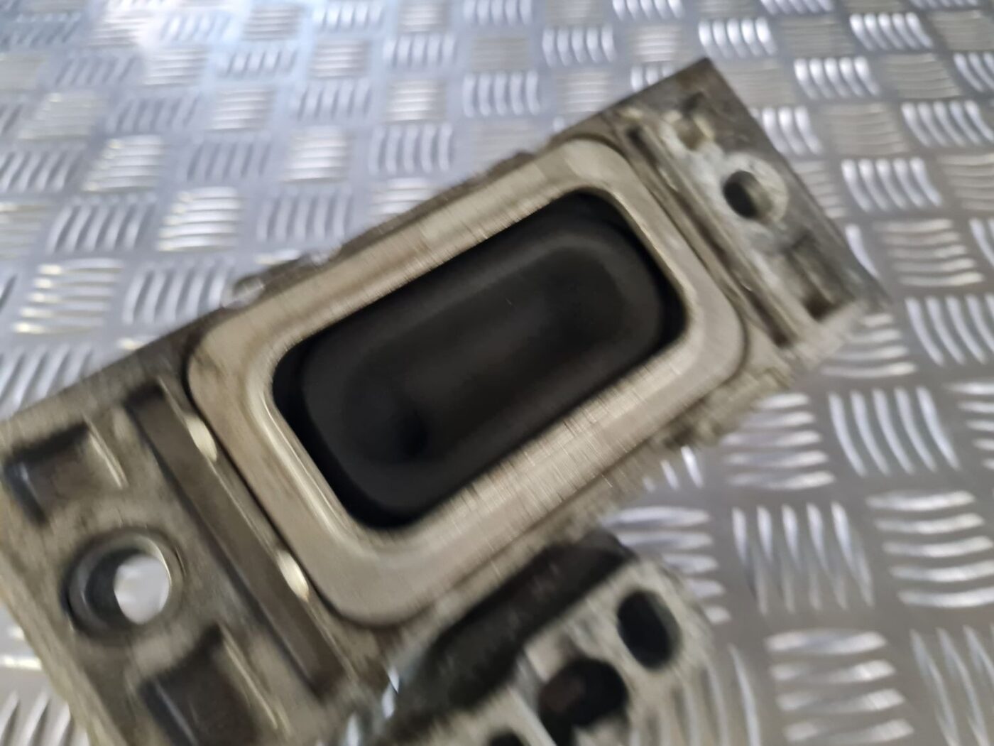 Dzinēja spilvens priekš VW GOLF IV 1999 3 Dzinēja spilvens priekš VW GOLF IV 1999