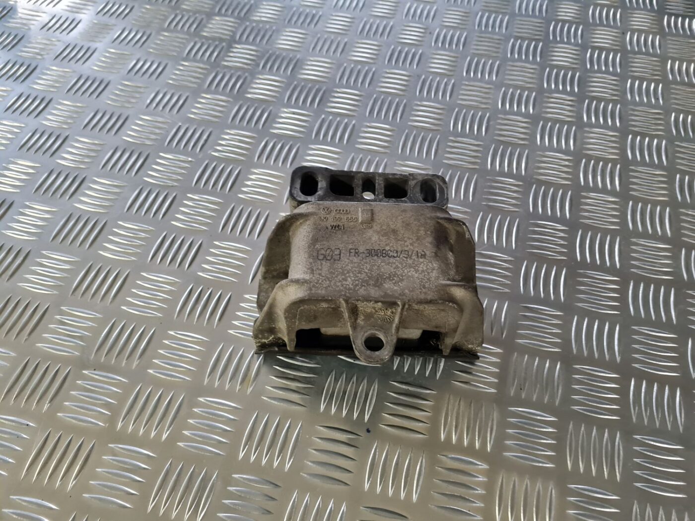 Dzinēja spilvens priekš VW GOLF IV 1999