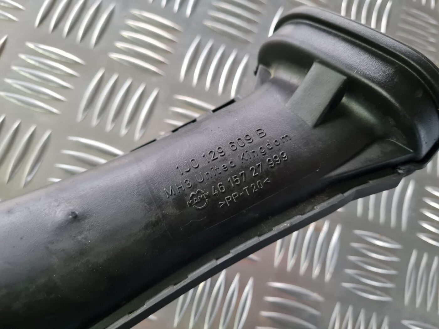 Gaisa ieplūdes šļūtene priekš VW GOLF IV 1999