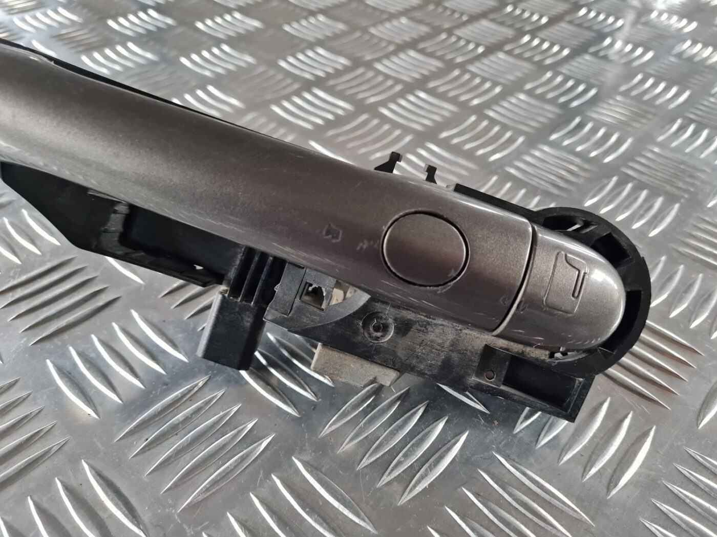 Priekšējāis kreisais durvju rokturis priekš RENAULT LAGUNA 2008