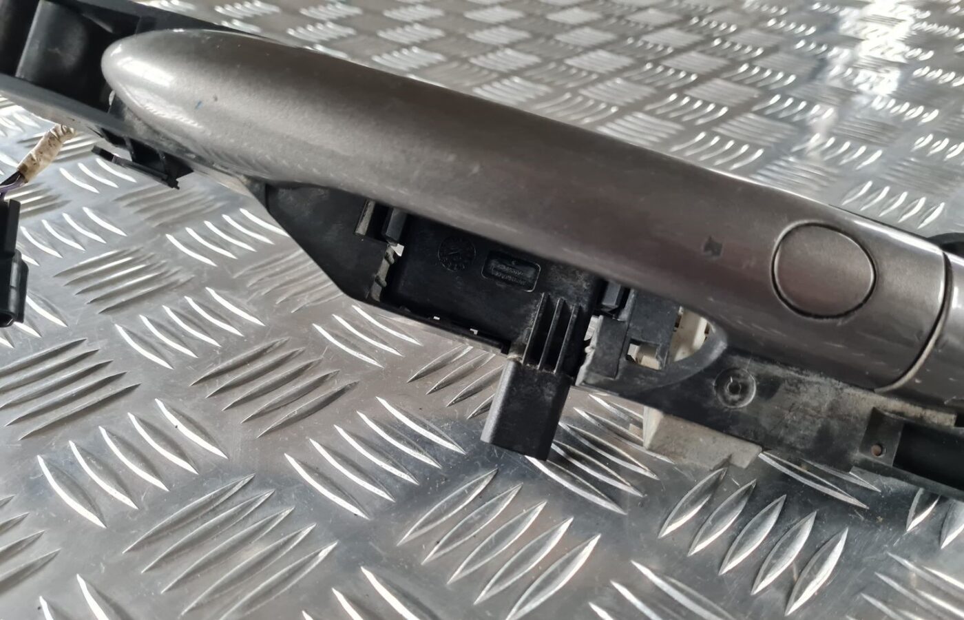 Priekšējāis kreisais durvju rokturis priekš RENAULT LAGUNA 2008