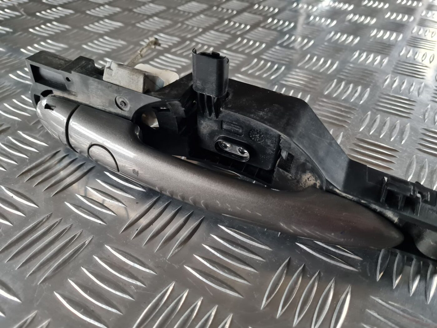 Priekšējāis kreisais durvju rokturis priekš RENAULT LAGUNA 2008