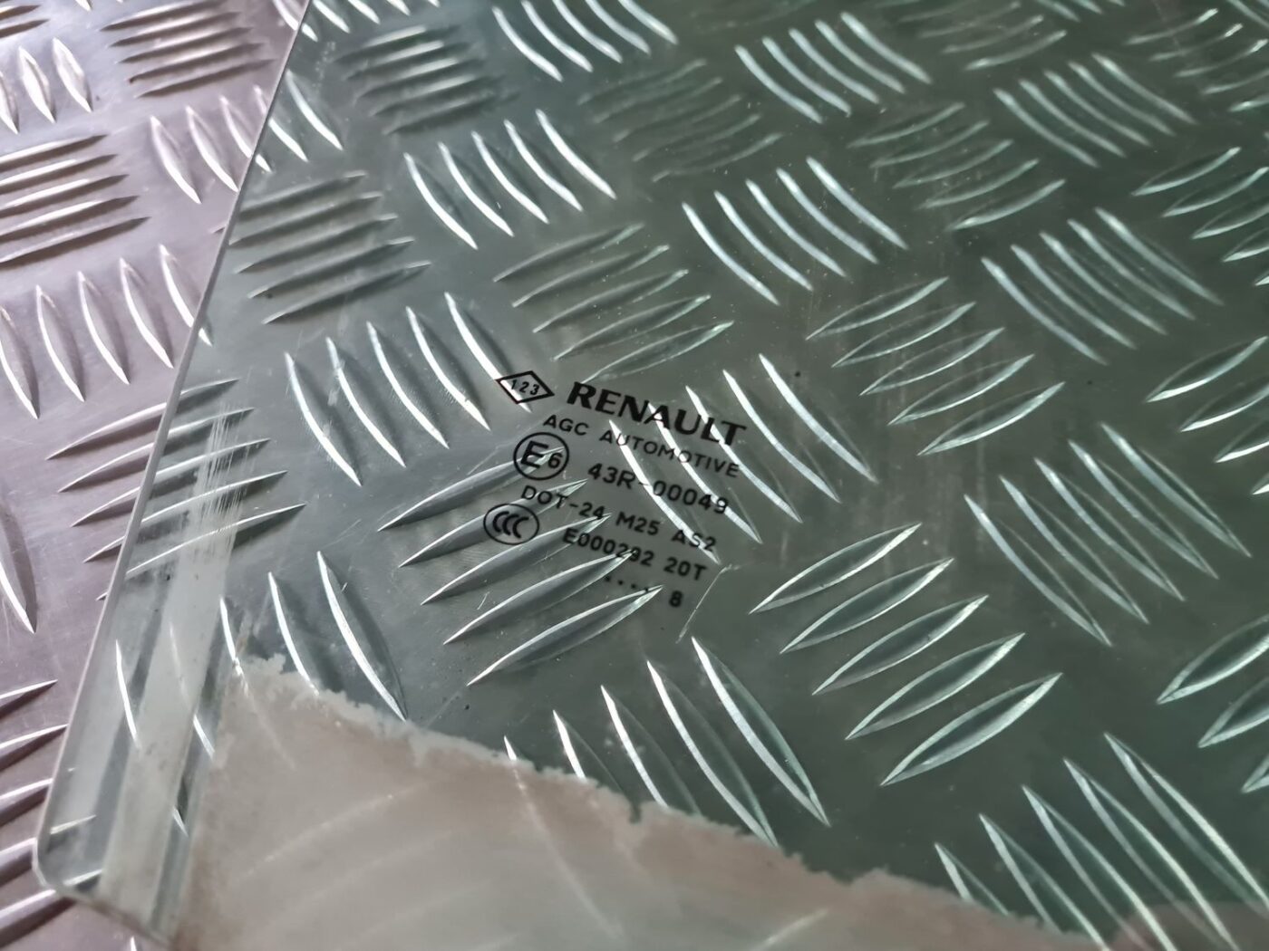 Priekšējo labo durvju stikls priekš RENAULT LAGUNA 2008