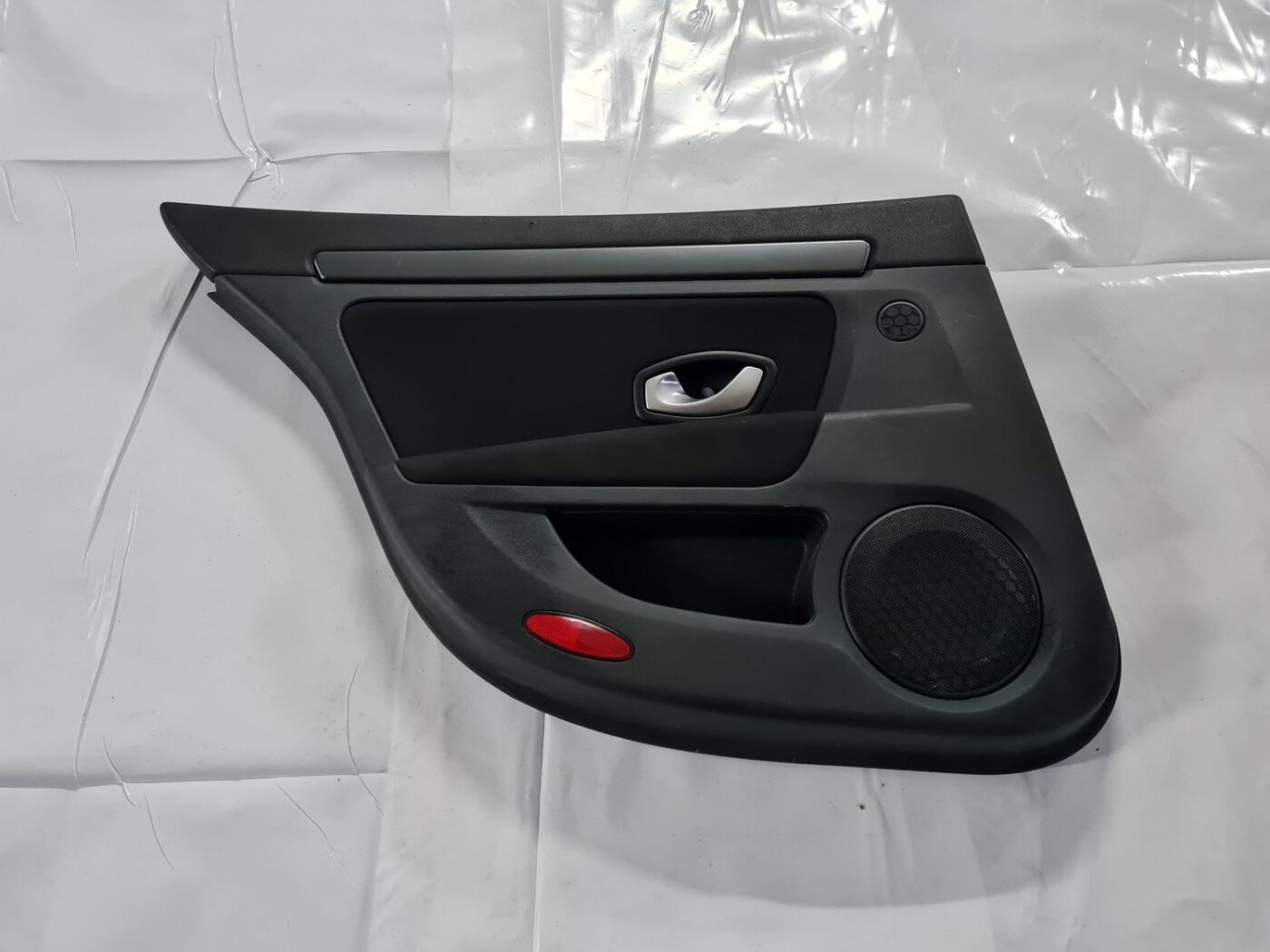 Aizmugurējo kreiso durvju apdare priekš RENAULT LAGUNA 2008 1 Aizmugurējo kreiso durvju apdare priekš RENAULT LAGUNA 2008