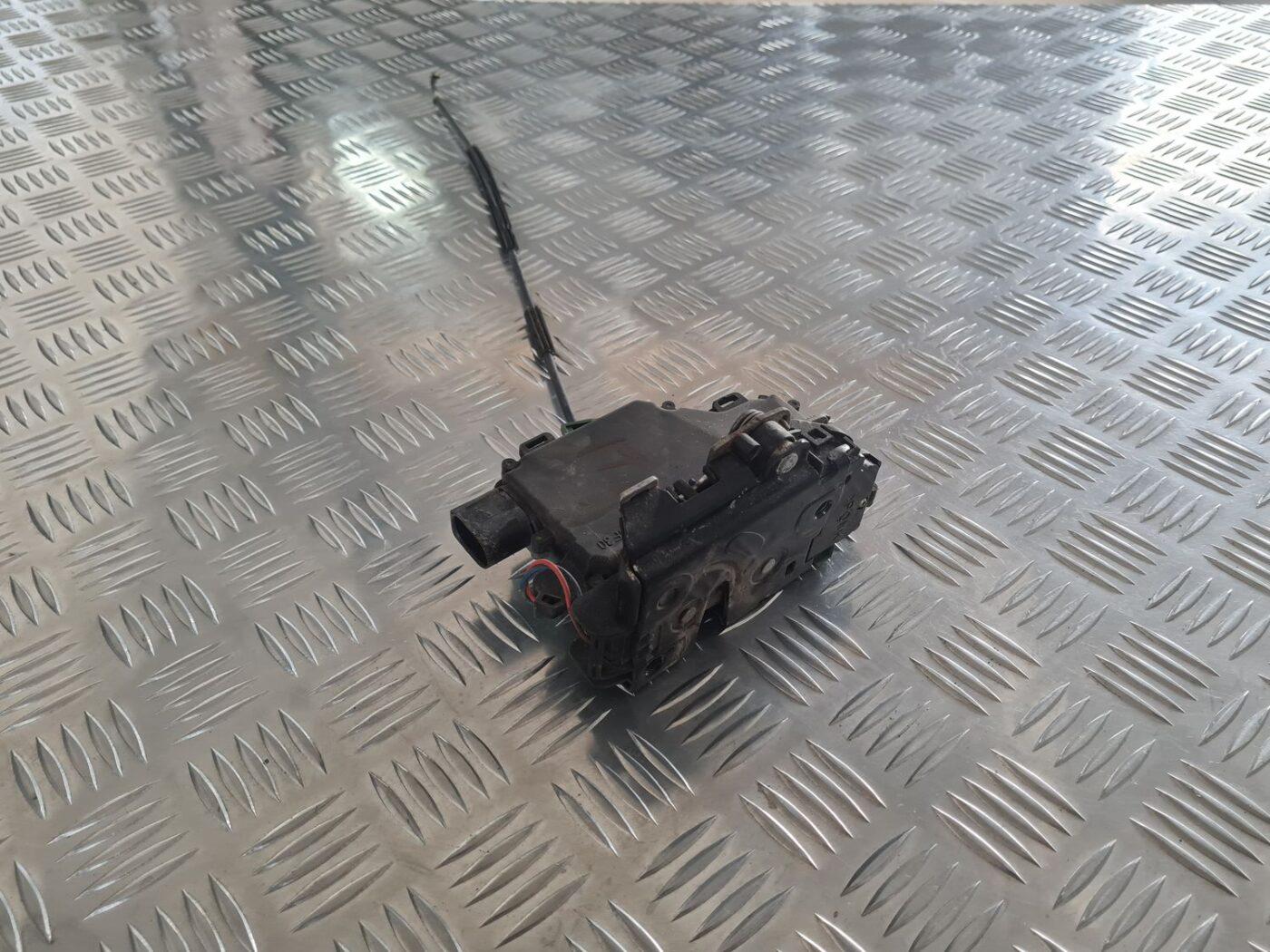 Priekšējo kreiso durvju slēdzene priekš SKODA OCTAVIA 2002 1 Priekšējo kreiso durvju slēdzene priekš SKODA OCTAVIA 2002