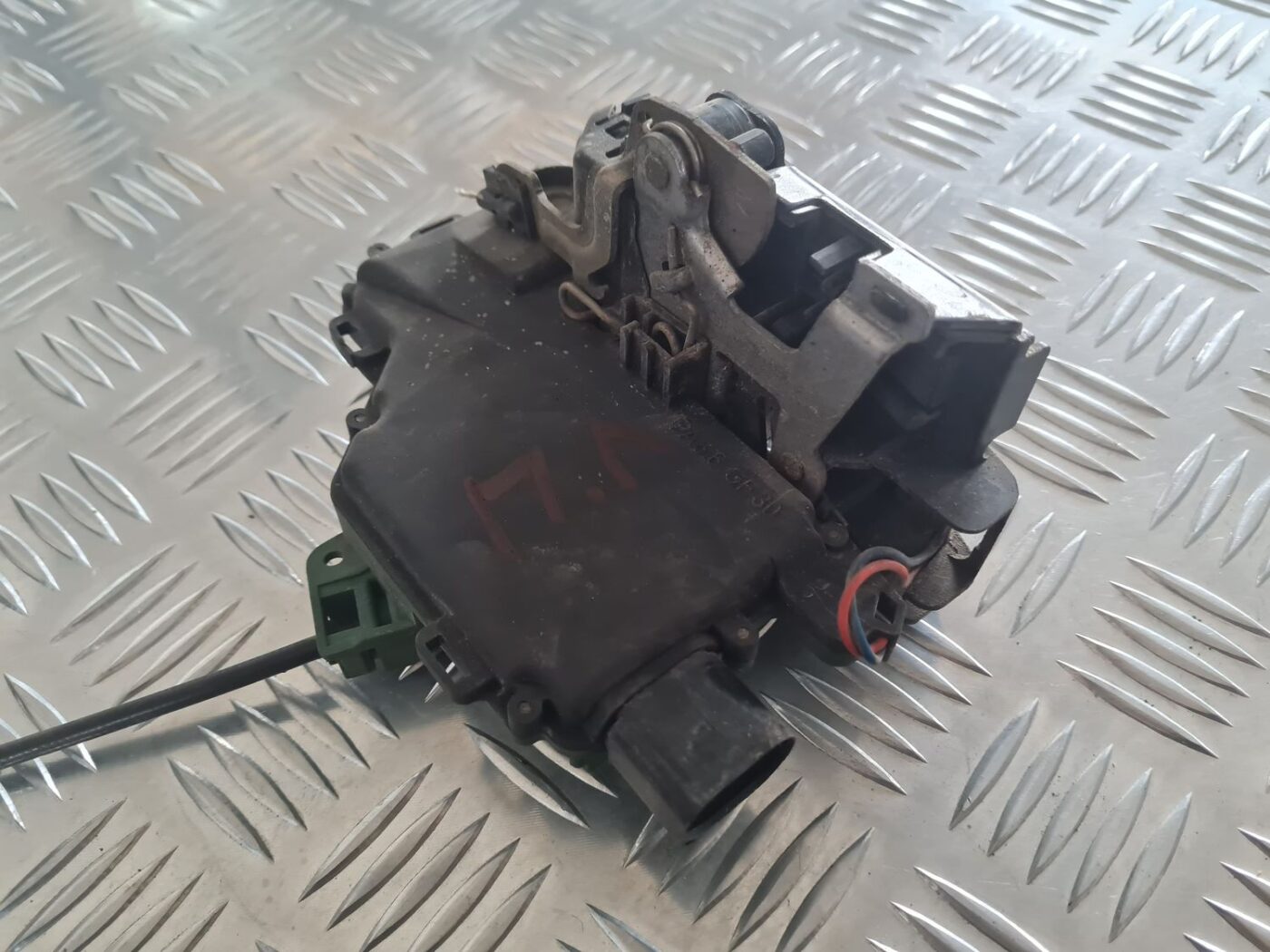 Priekšējo kreiso durvju slēdzene priekš SKODA OCTAVIA 2002 5 Priekšējo kreiso durvju slēdzene priekš SKODA OCTAVIA 2002