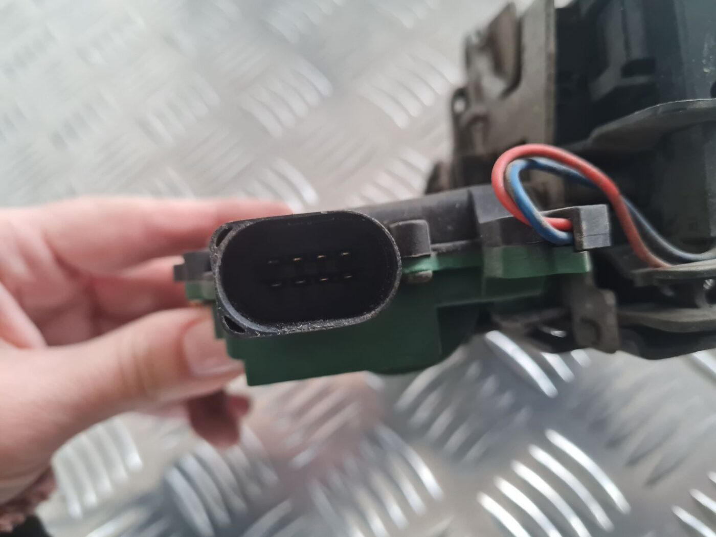 Priekšējo kreiso durvju slēdzene priekš SKODA OCTAVIA 2002 4 Priekšējo kreiso durvju slēdzene priekš SKODA OCTAVIA 2002