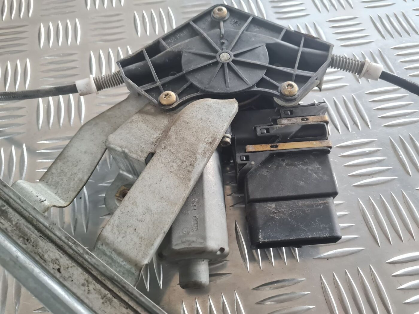 Stikla pacelšanas mehānisms aizmugurējais labais priekš SKODA OCTAVIA 2002 4 Stikla pacelšanas mehānisms aizmugurējais labais priekš SKODA OCTAVIA 2002